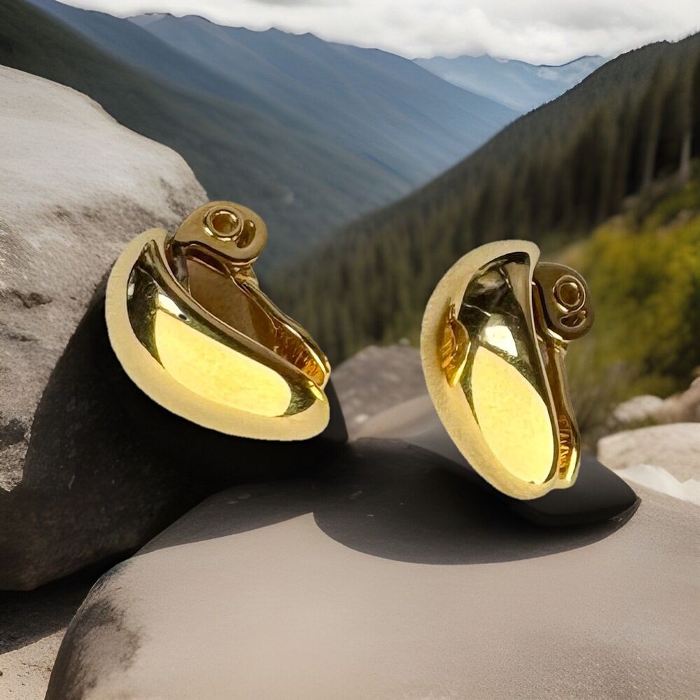 Vintage Monet Signed Gold Tone Tear Drop Clip-On Earrings 3/4” Huggie Classic